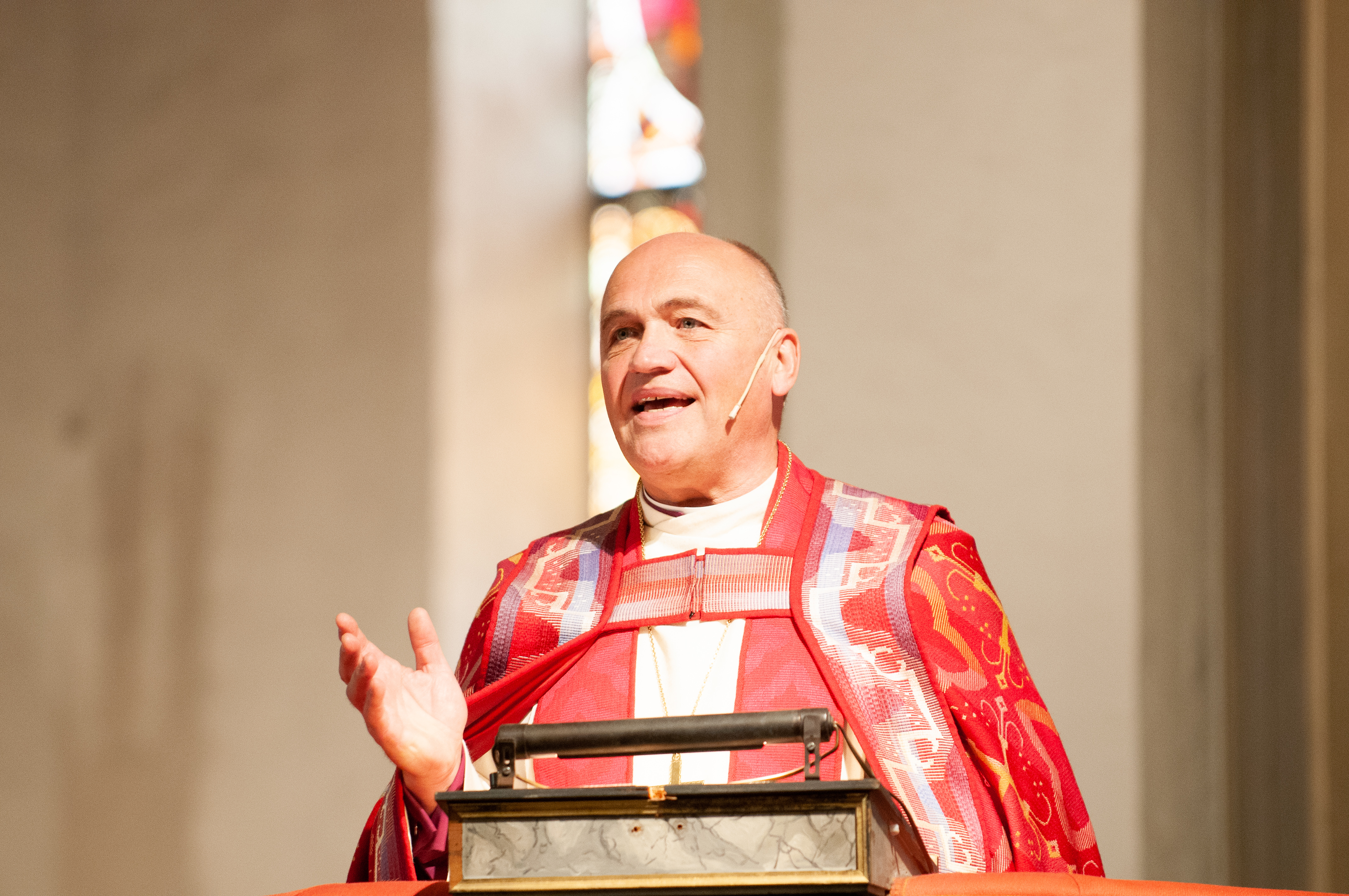 Biskop Jan Otto Myrseth på talerstolen i Tønsberg domkirke. 
