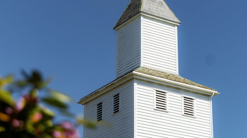 Kyrkjeklokkene ringjer