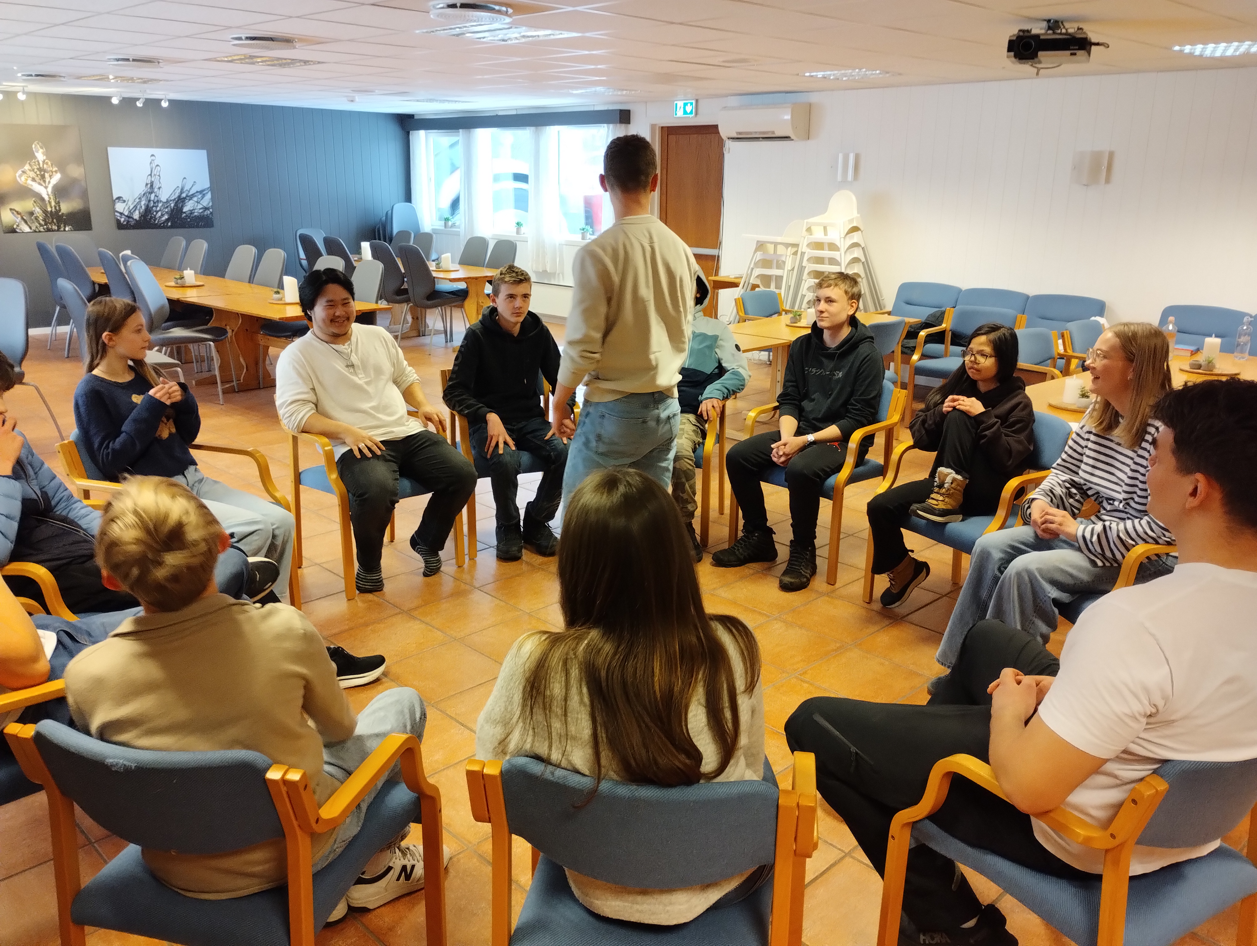 Bildet er frå bruskasseklatring på konfirmasjonsleir på Ognatun. Heilt frivillig.