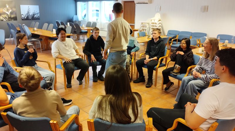 Bildet er frå bruskasseklatring på konfirmasjonsleir på Ognatun. Heilt frivillig.