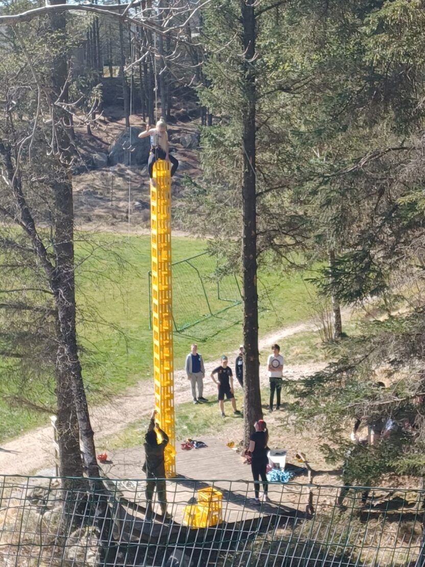 Bildet er frå bruskasseklatring på konfirmasjonsleir på Ognatun. Heilt frivillig.