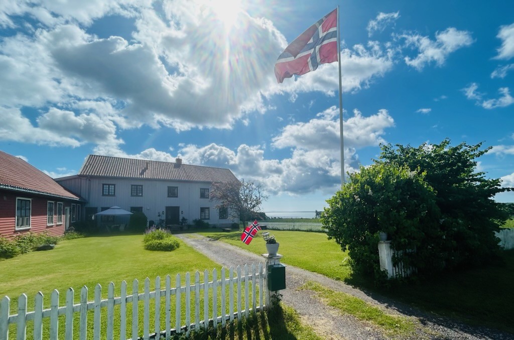Flagget vaier i solen ved Borre prestebolig. Foto: Carl-Ove Fæster