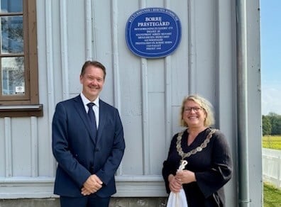 Ordfører Christina Bratli og eiendomssjef i Dnk eiendom Trond Hubred avduker blått skilt