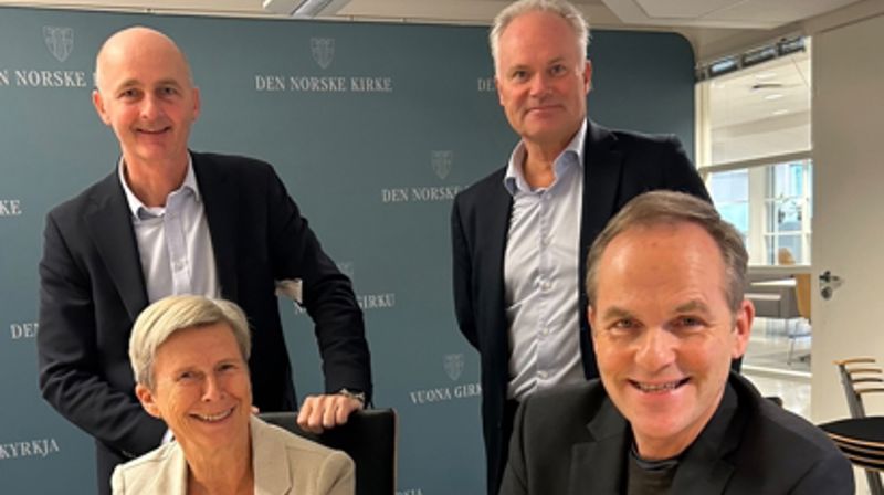 Bak fra venstre: styremedlem i Dnk eiendom Morten Stray Floberghagen og Frode Meinich. Foran fra venstre: styreleder i Dnk eiendom Anne Siiri Øyasæter og direktør i Kirkerådet Ole-Edvard Wold-Reitan