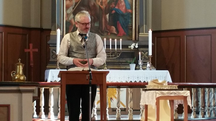 Soknepresten tok av seg prestekjolen, for å holde nekrolog over Jesus Josefson.