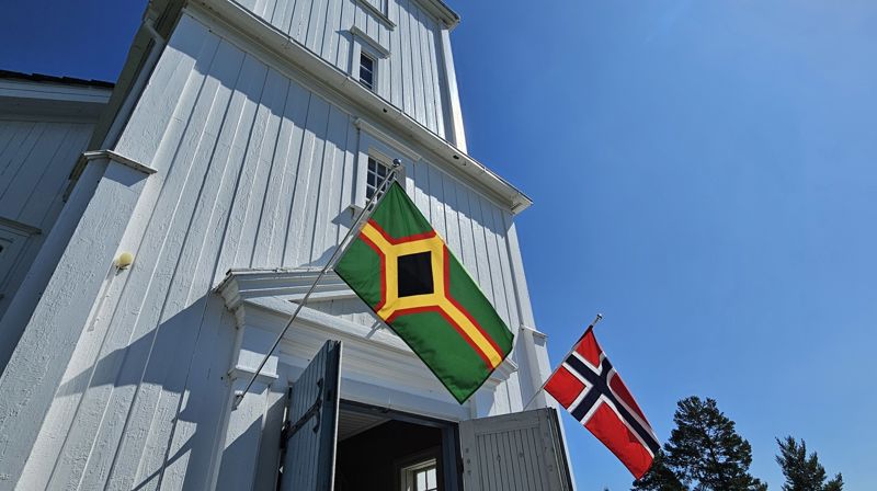 Åsnes Finnskog kirke med skogfinsk og norsk flagg. Foto: Anne Bråten Edvardsen.