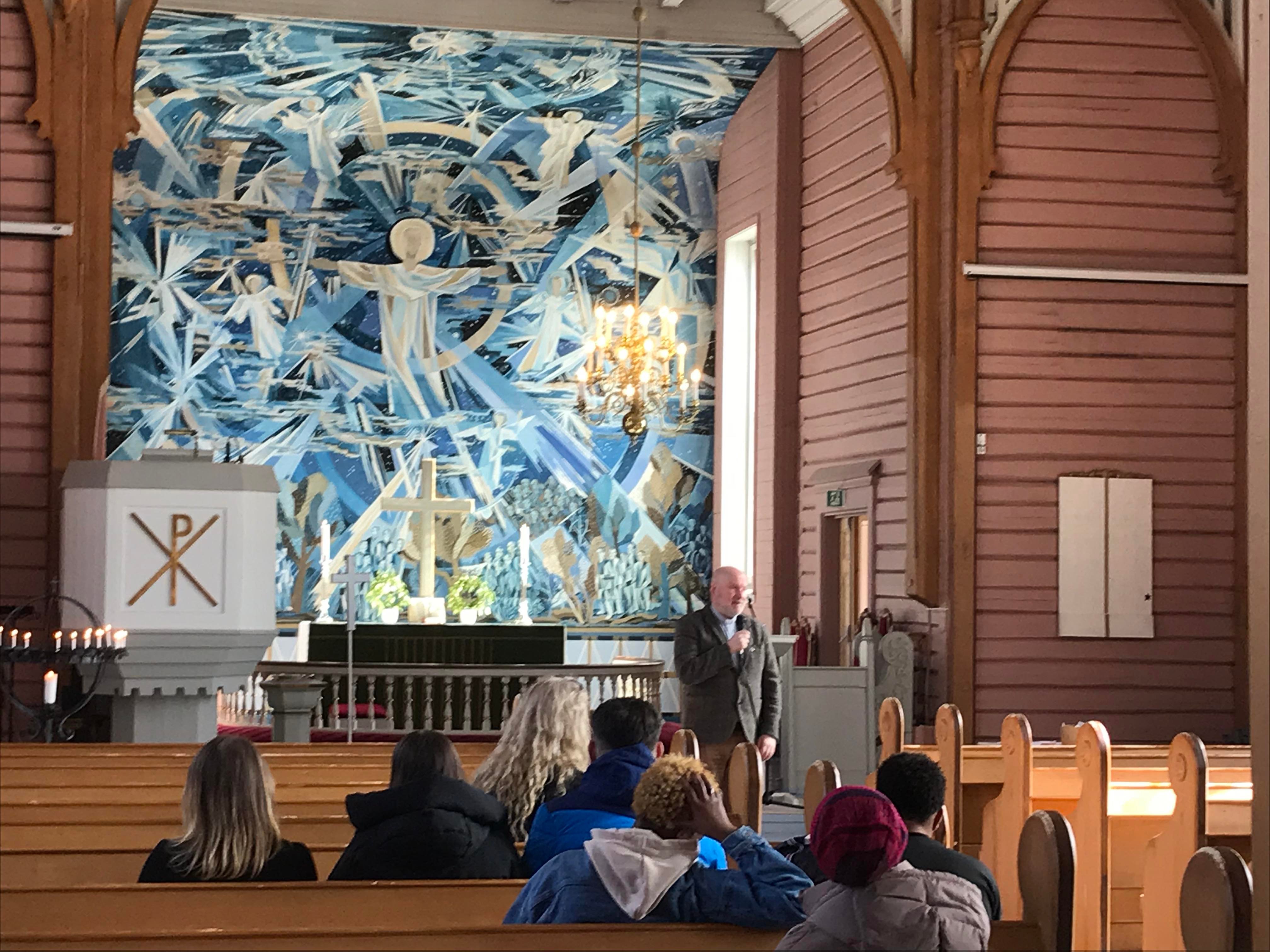 Sokneprest Runar Helge Olsen i Arneberg kirke. Foto: Marit Holm Sigfridstad