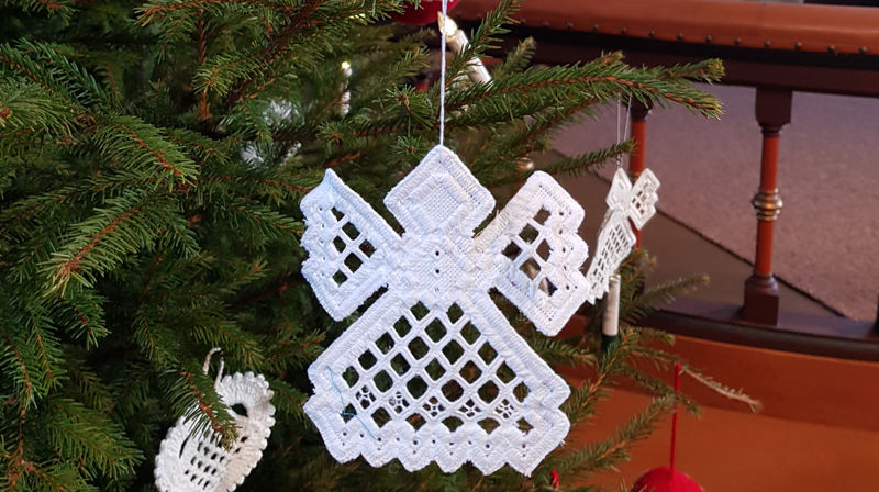 Juletrepynt i Åsnes kirke, engel i hardangersøm. Foto: Anne Bråten Edvardsen