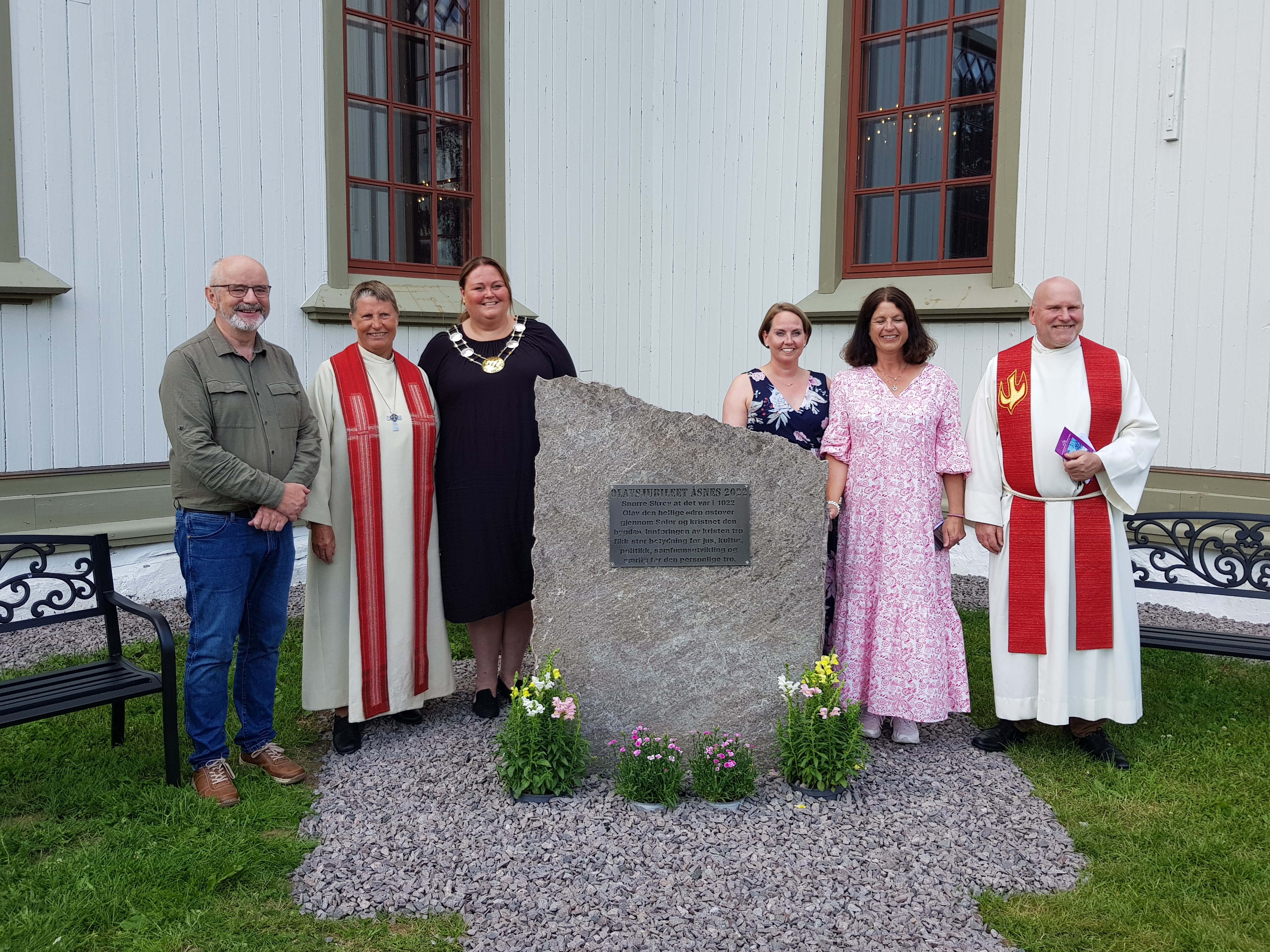 Minnestein ved Åsnes kirke er avduket. På bilde fra venstre: Tord Langmoen, Trine Færevåg, Kari Heggelund, Ann Kristin Botten Øwre, Nina Aaser Damhaug og Runar H. Olsen. Foto: Anne Bråten Edvardsen.