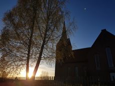 Hof kirke i solnedgang.