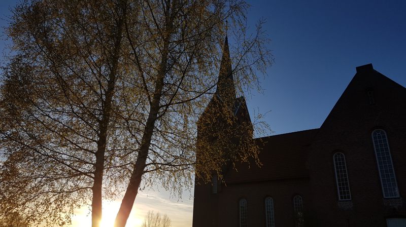 Hof kirke i solnedgang.