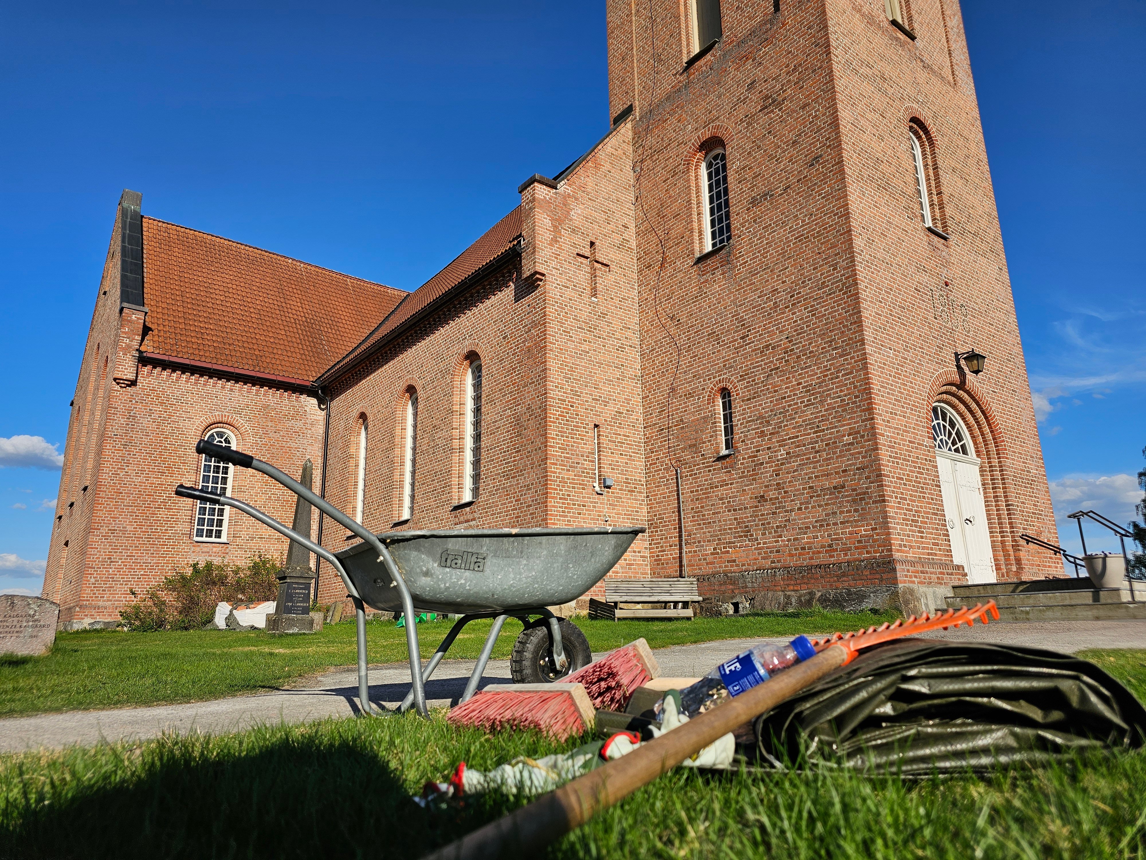 Fra dugnad ved Hof kirke. Foto: Anne Bråten Edvardsen