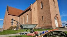 Fra dugnad ved Hof kirke. Foto: Anne Bråten Edvardsen