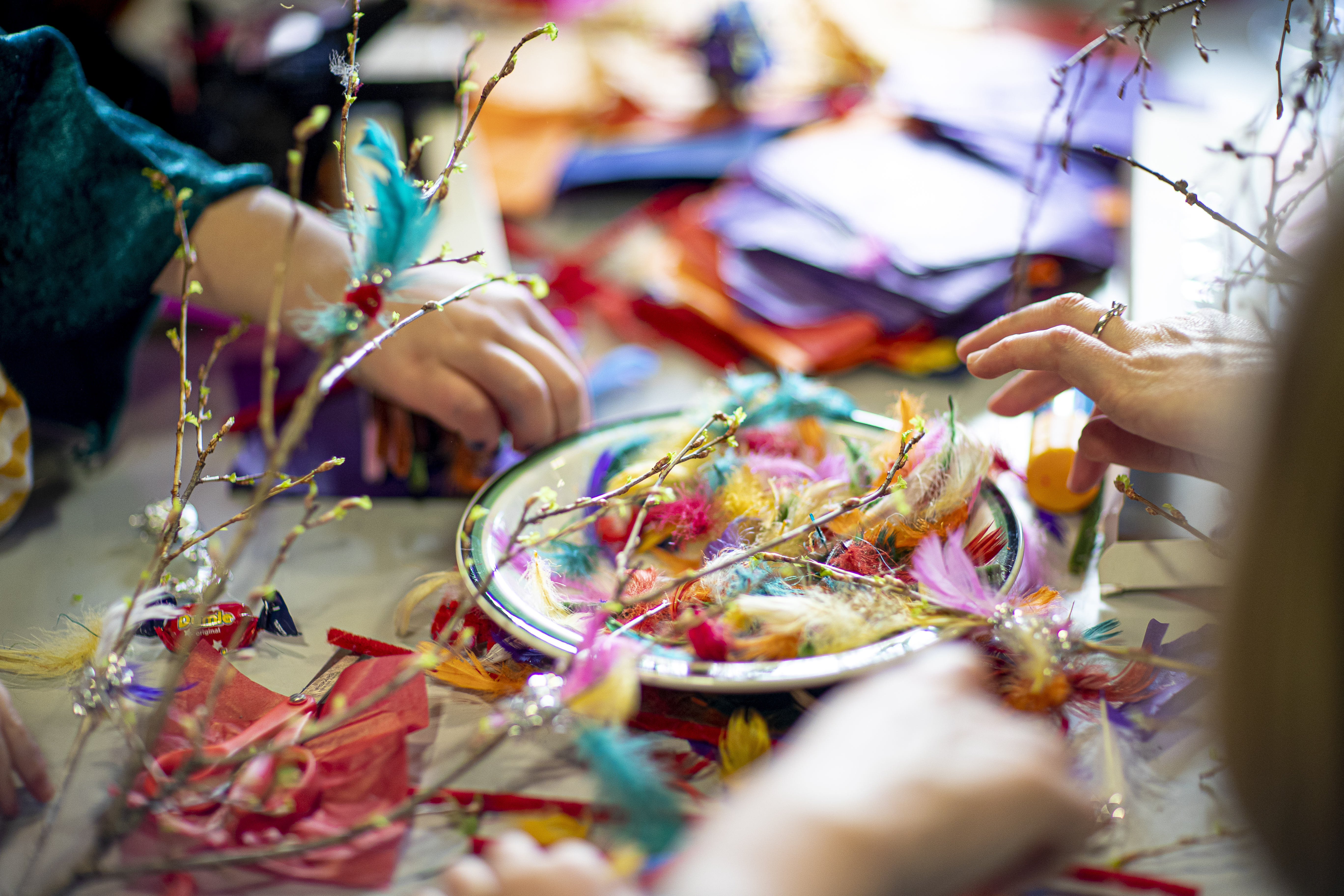 Fastelavnssøndag med boller, fastelavnsris og utdeling av 6-årsbøker (foto: Bo Mathisen/Dnk). 