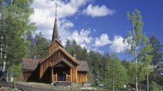 Vatnås kirke fra 1665 er en laftet korskirke. Like ved kirken er det en Olavskilde. Det heter seg at kilden har helbredende vann og at den aldri går tørr. Foto: Tor Kornstad.
