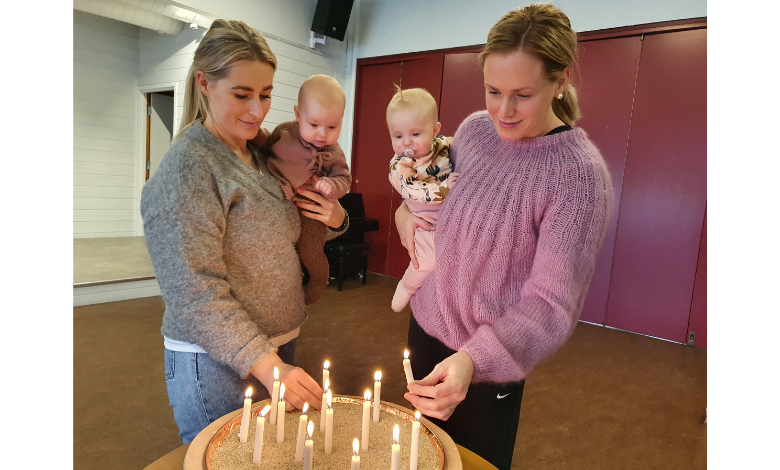 Amalie og Helle på babysang sammen med mammaene Henriette og Benedicte.