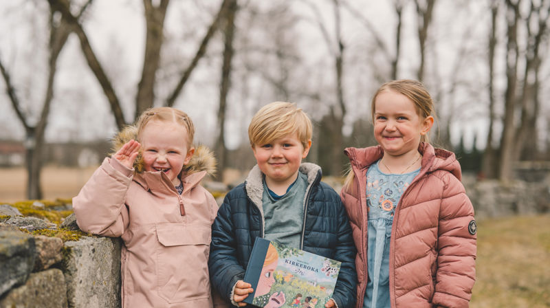 3 glade 4-åringer som har fått utdelt 4-årsboka.