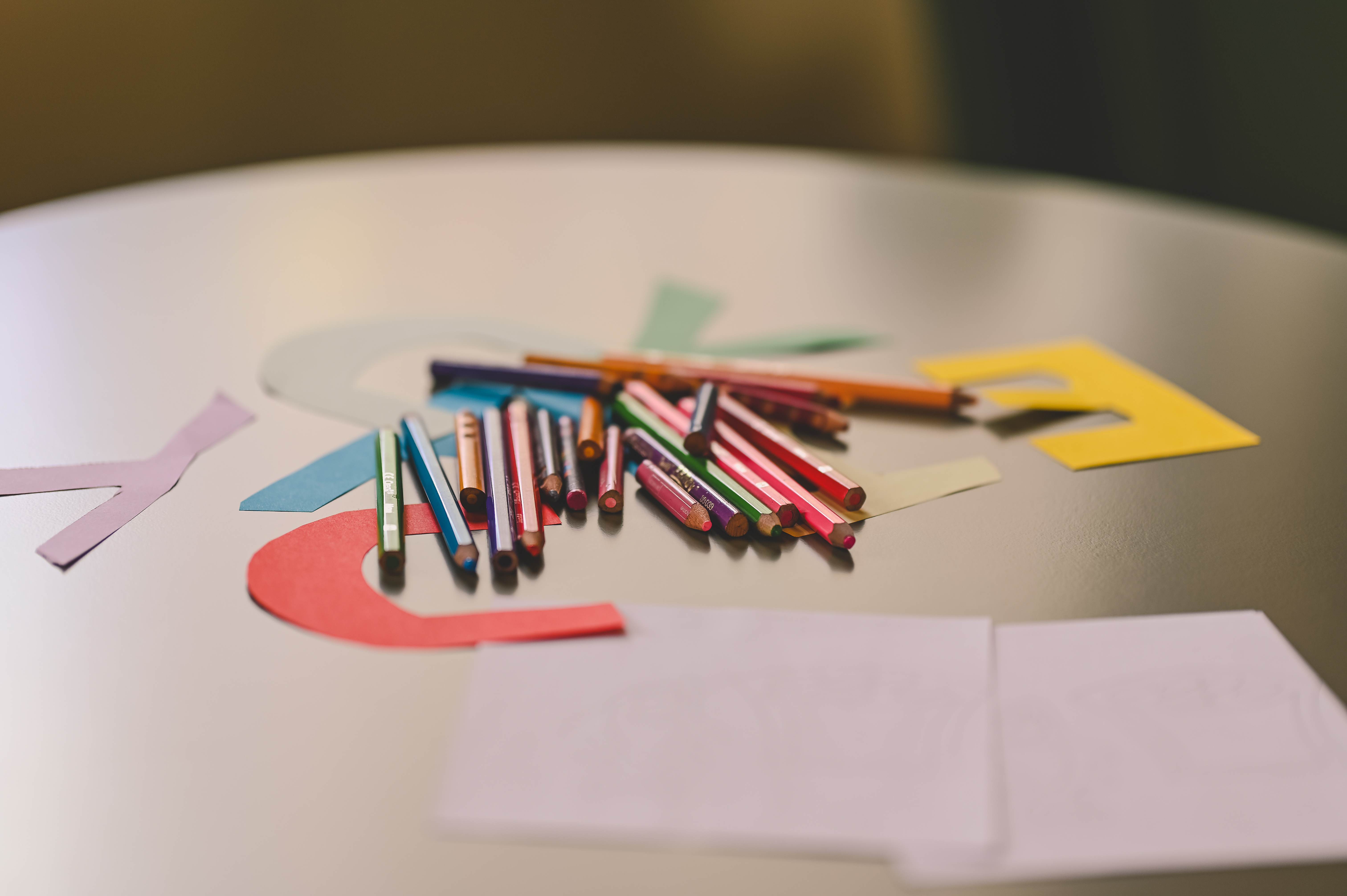 Fargeblyanter, bokstaver og ark ligger klare for skolestarterne.