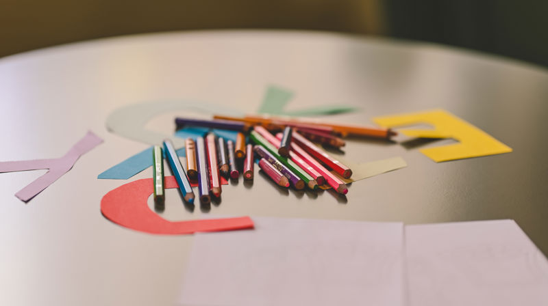 Fargeblyanter, bokstaver og ark ligger klare for skolestarterne.
