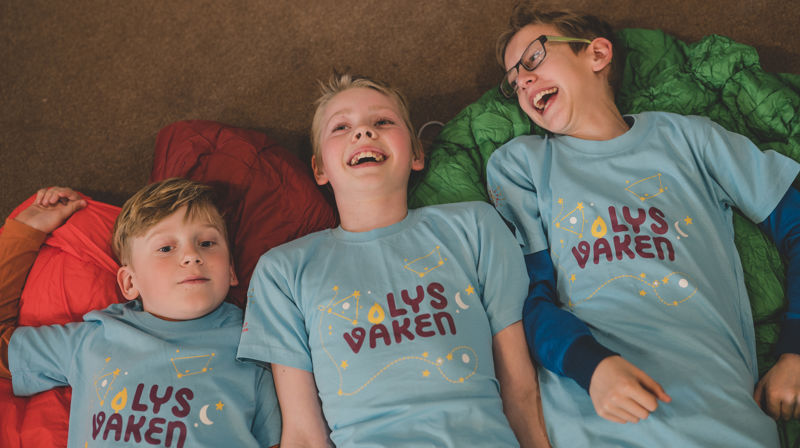 3 gutter med soveposer klare for overnatting i kirken. Foto: Noiva Photography