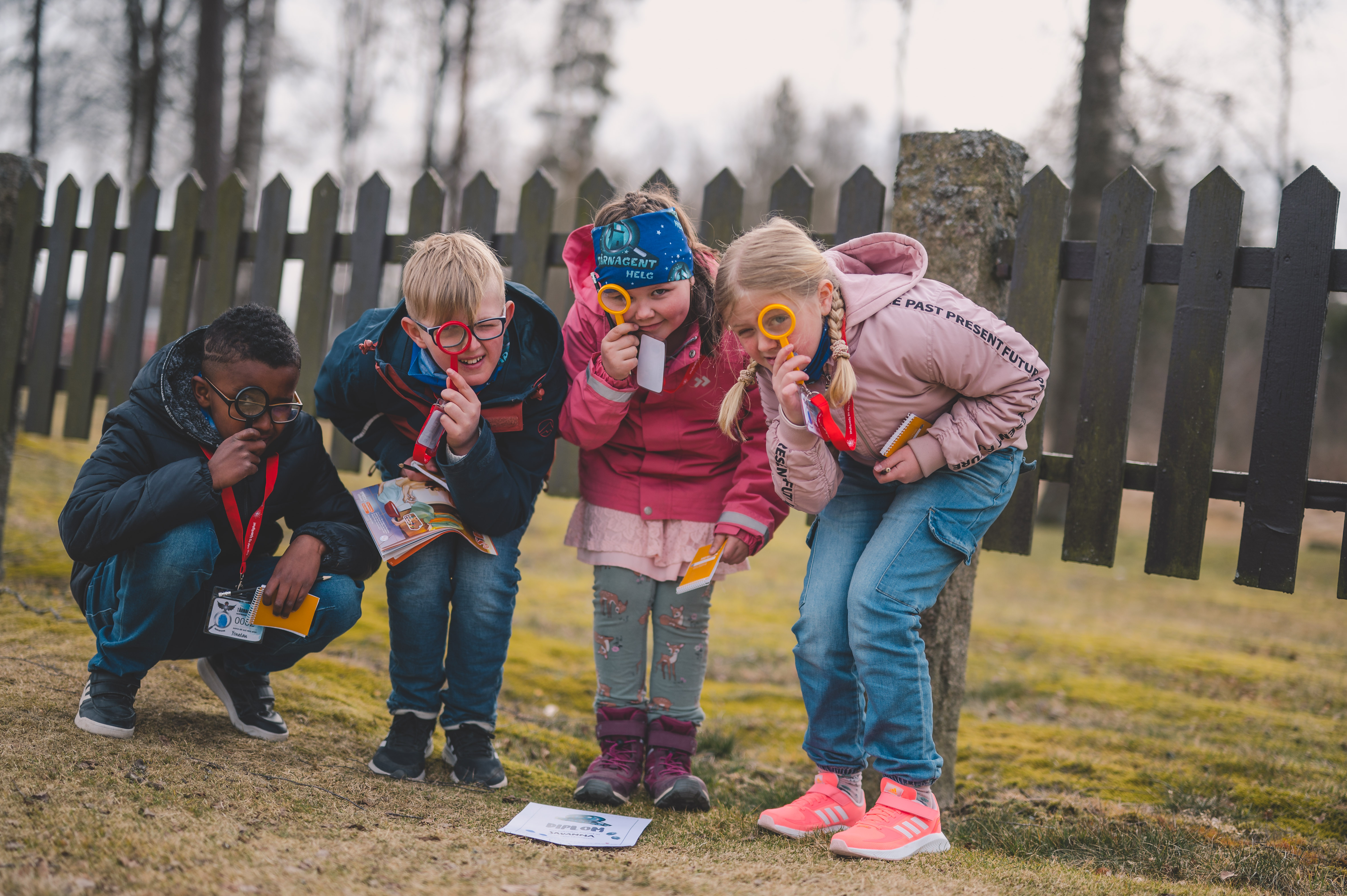Agenter med forstørrelsesglass og klare for å løse oppgaver. Foto: Noiva Photography