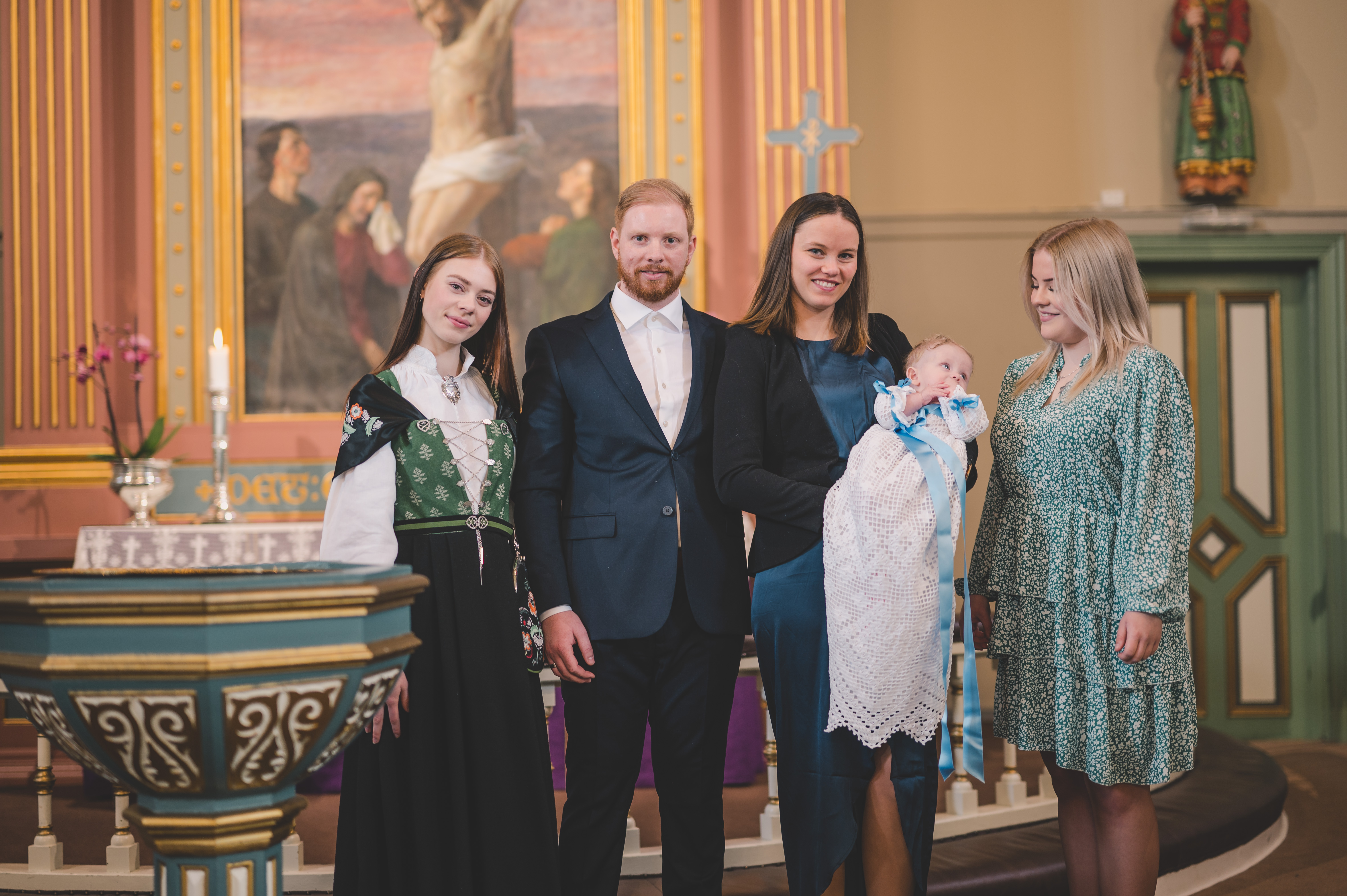 Dåpsbarnet sammen med foreldre og faddere.