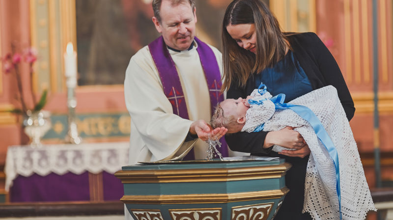 Her blir lille Henrik døpt av sokneprest Magne Torbjørnsen