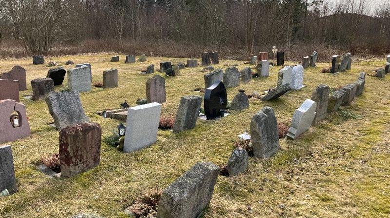 Gravminner som står skjevt