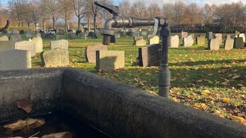 Utevannet på gravplassene stenges