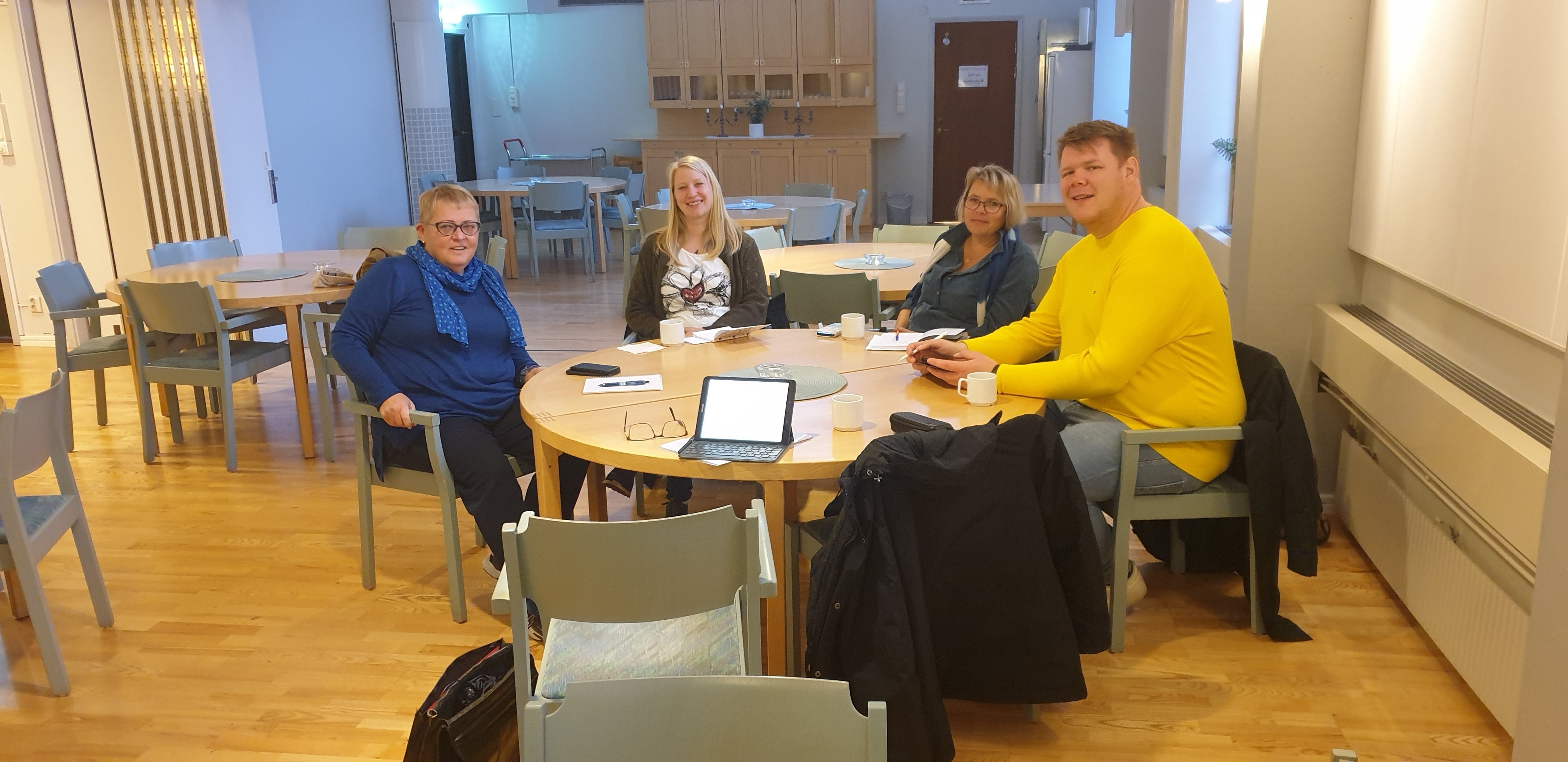 Møte med Gunnilla Moshi i Spånga-Kista. Frå venstre Gunilla, Gudveig K. Sundsbø, Anne Sofie N. Uthaug og Håkon Ø. Kinsarvik. Foto: John Fredrik Wallace.