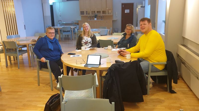 Møte med Gunnilla Moshi i Spånga-Kista. Frå venstre Gunilla, Gudveig K. Sundsbø, Anne Sofie N. Uthaug og Håkon Ø. Kinsarvik. Foto: John Fredrik Wallace.