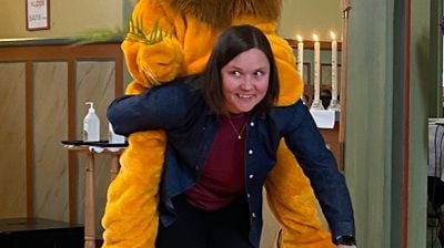Regine saman med Løva, maskoten til søndagsskulen som vert kalla «Løvegjengen». Foto: Solveig Fosse Skeie