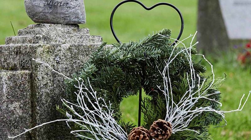 Vår-rydding på kyrkjegardane i Radøy