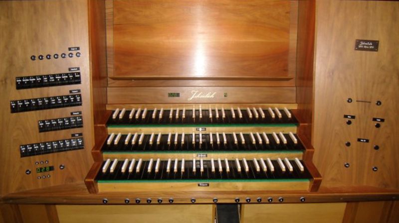 Spelepulten i Manger kyrkje, etter ombygging av Jehmlich Orgelbau i 2011.