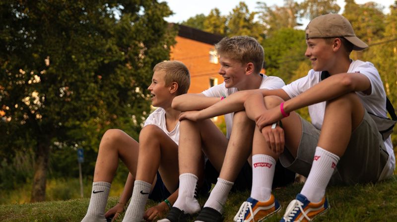 Ved konfirmasjon i kyrkja får du litt meir, noko ekstra. Du lærer om kristen tru og tradisjon.