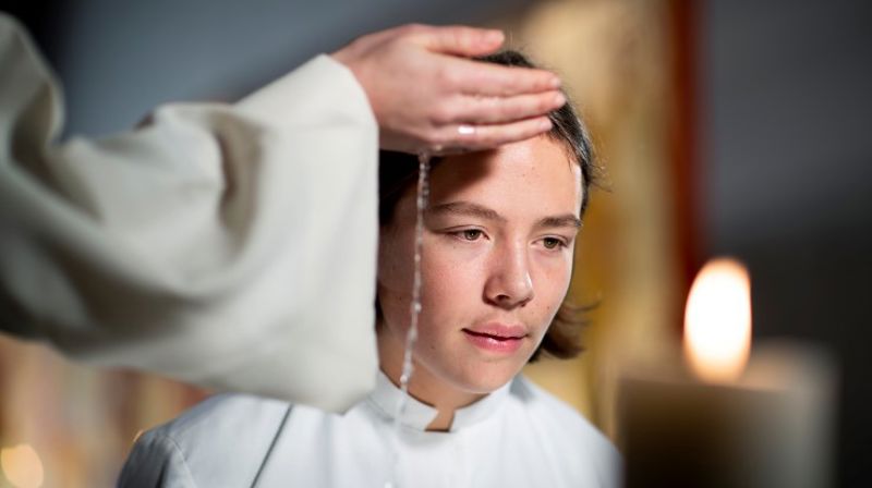 Mange velger å døpe seg som ungdommer eller voksne. (Foto: Bo Mathisen)