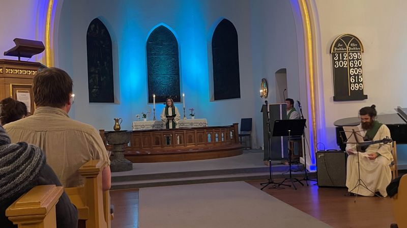 Synstolkning: bilde av kapellan Jane Christin i Ås kirke. Foto: Linda Janson-Haddal