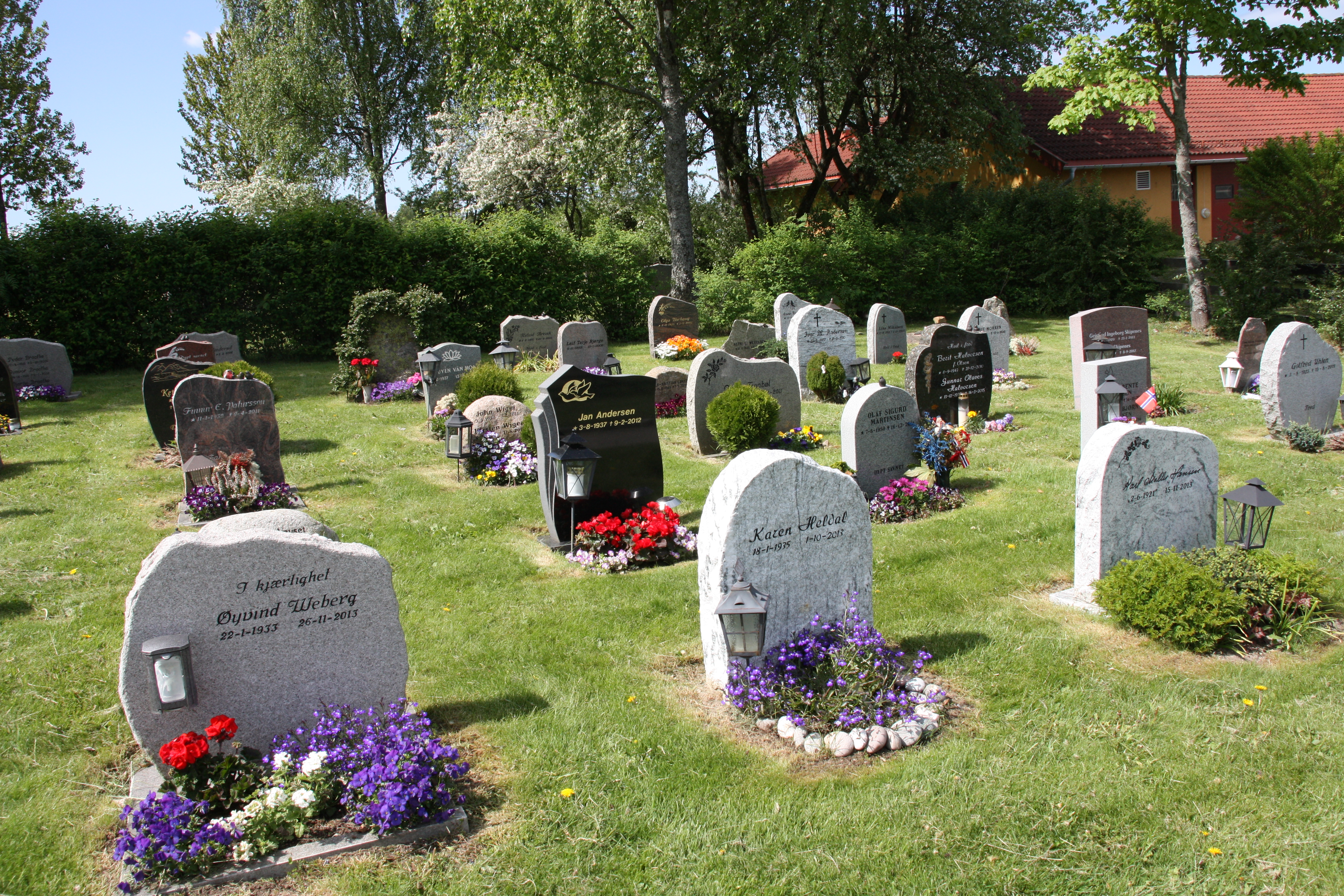 Bilde av gravplass med minnesmerker