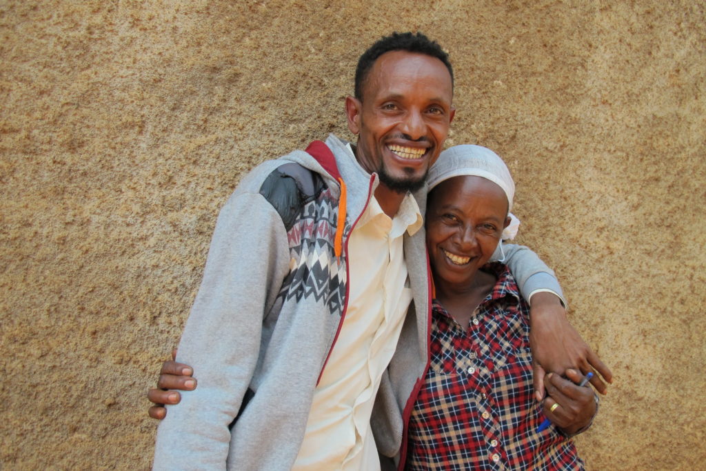 Aragash Tolasa (t.h) og Badhassa er opptatt av likeverdighet mellom menn og kvinner. De er aktive i vårt misjonsprosjekt og har nettopp vært med i en aksjon mot mishandling av kvinner. Foto: Marit Breen.