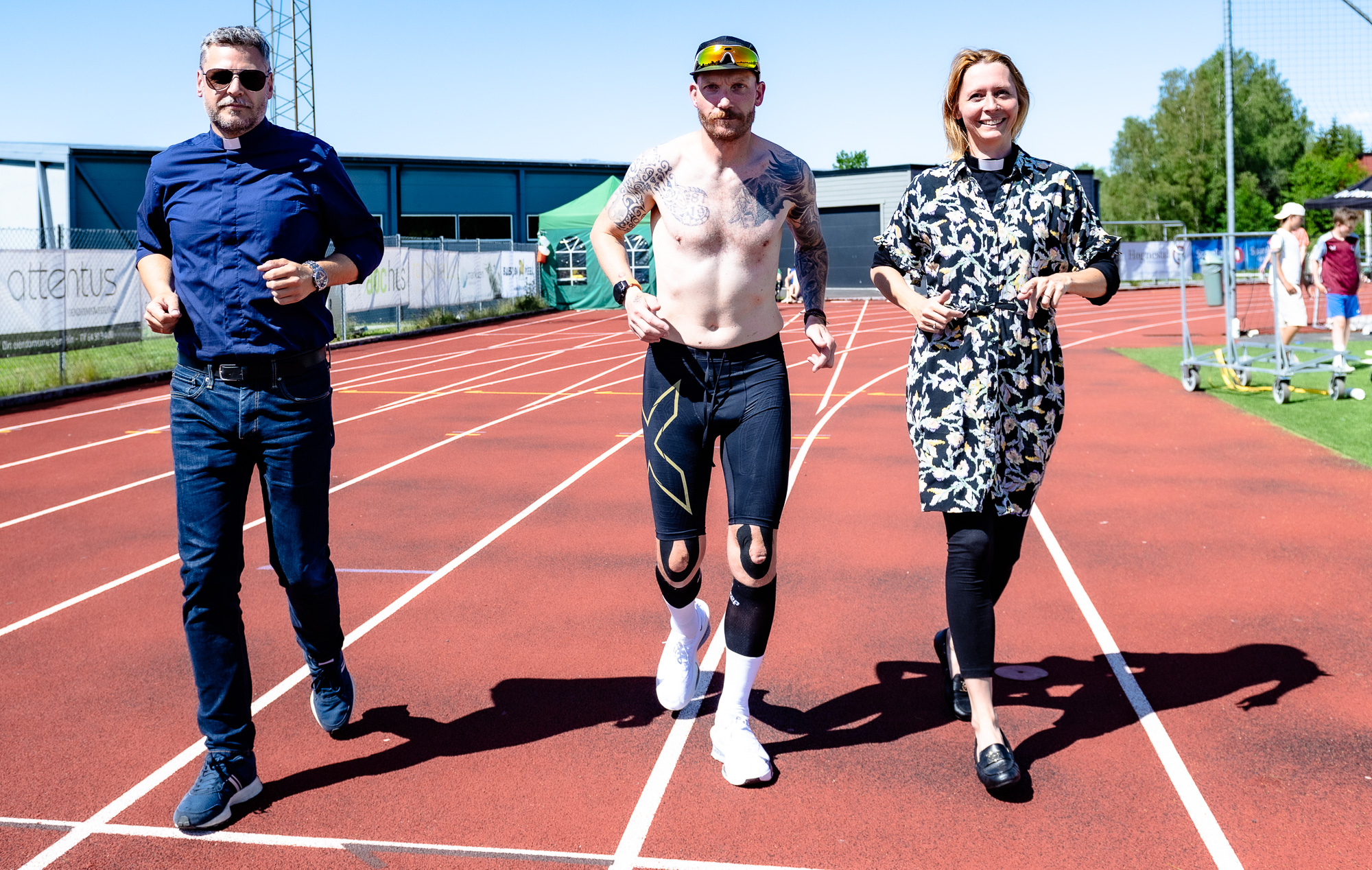 Sokneprest Tom Egil Nordengen, Hans Amund Solberg og prost Kjerstin Jensen løper sammen rundt Ås stadion. Foto: Bonsak Hammeraas