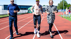 Sokneprest Tom Egil Nordengen, Hans Amund Solberg og prost Kjerstin Jensen løper sammen rundt Ås stadion. Foto: Bonsak Hammeraas