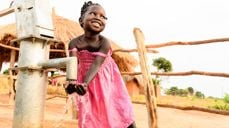 På bildet ser dere Champo. Ei 5 år gammel jente fra Zambia som får rent vann fra en av vannpumpene som Kirkens Nødhjelp har satt opp. Takket være denne vannpumpa holder familien seg friske. Mor har fått seg jobb – for hun trenger ikke lenger å gå dagslange turer for å hente vann, og Champo og søsknene kan være som barn og leke og gå på skole. Kirkens Nødhjelps arbeid nytter!