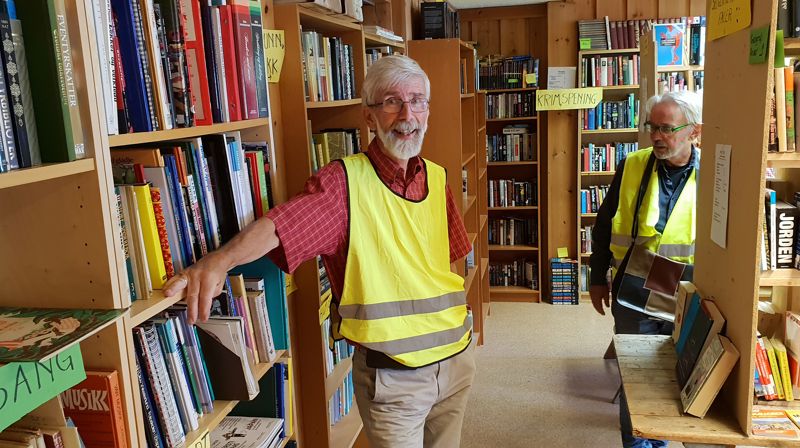 Synstolkning: bilde av en av medarbeiderne i bokavdelingen.