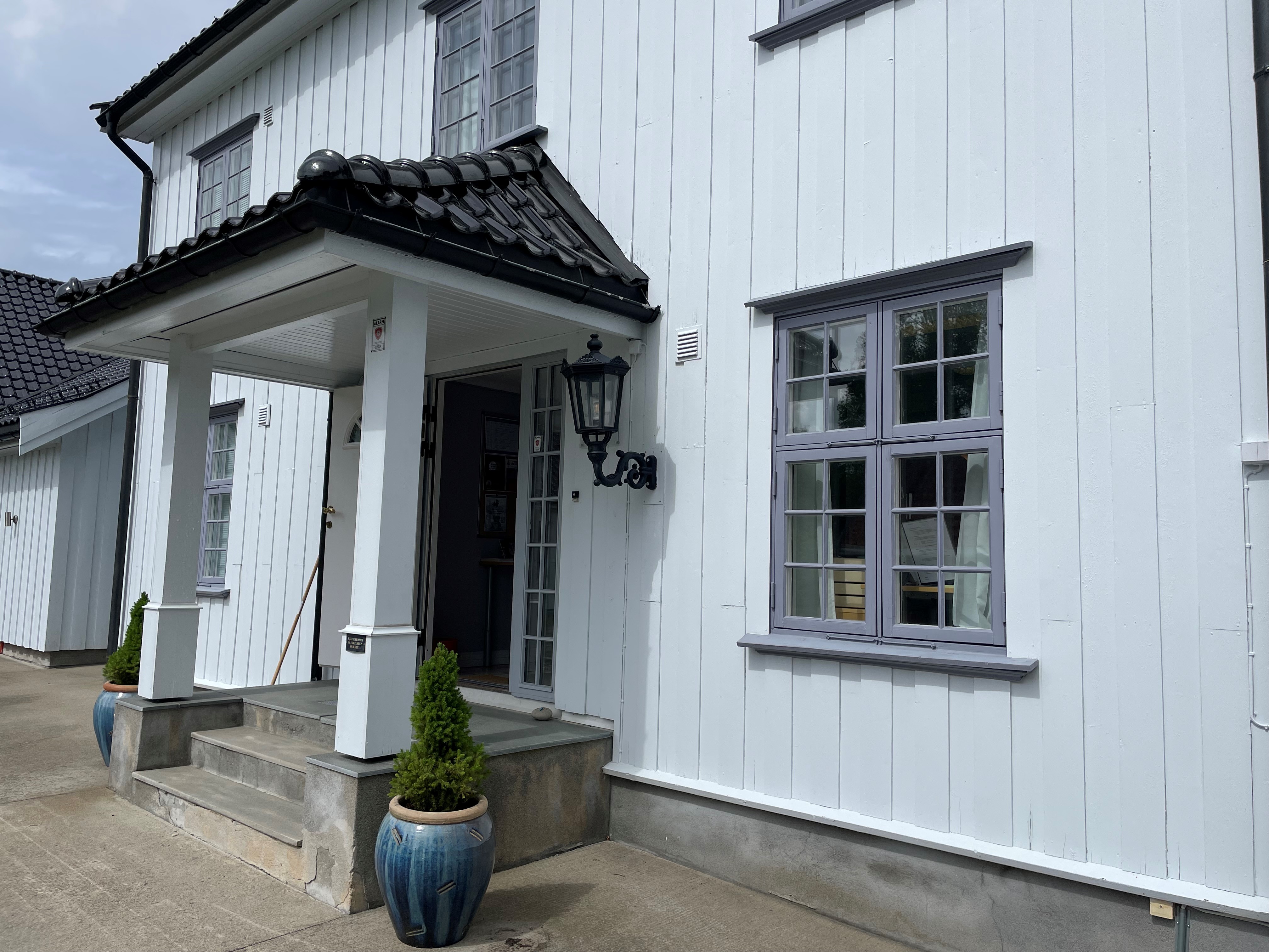 Foto: Linda Janson-Haddal. Synstolkning: bilde av inngangspartiet til Ås kirkekontor.