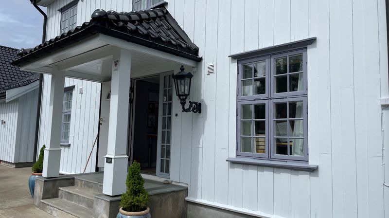 Foto: Linda Janson-Haddal. Synstolkning: bilde av inngangspartiet til Ås kirkekontor.