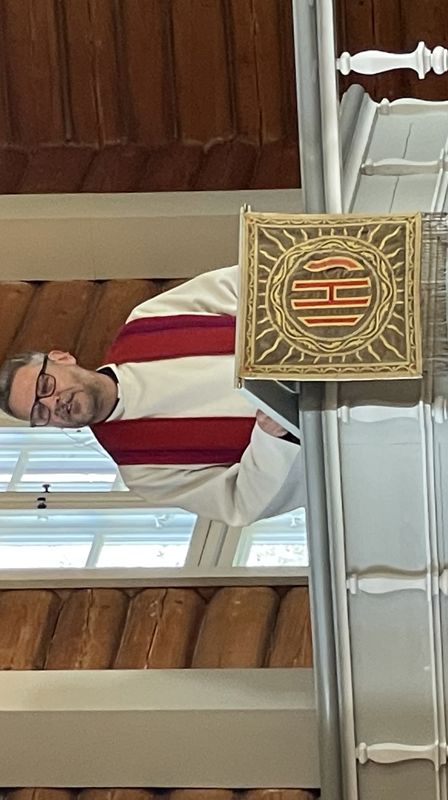 Foto: Linda Janson-Haddal. Synstolkning: bilde av Tom Egil Nordengen på prekestolen i Kroer kirke.