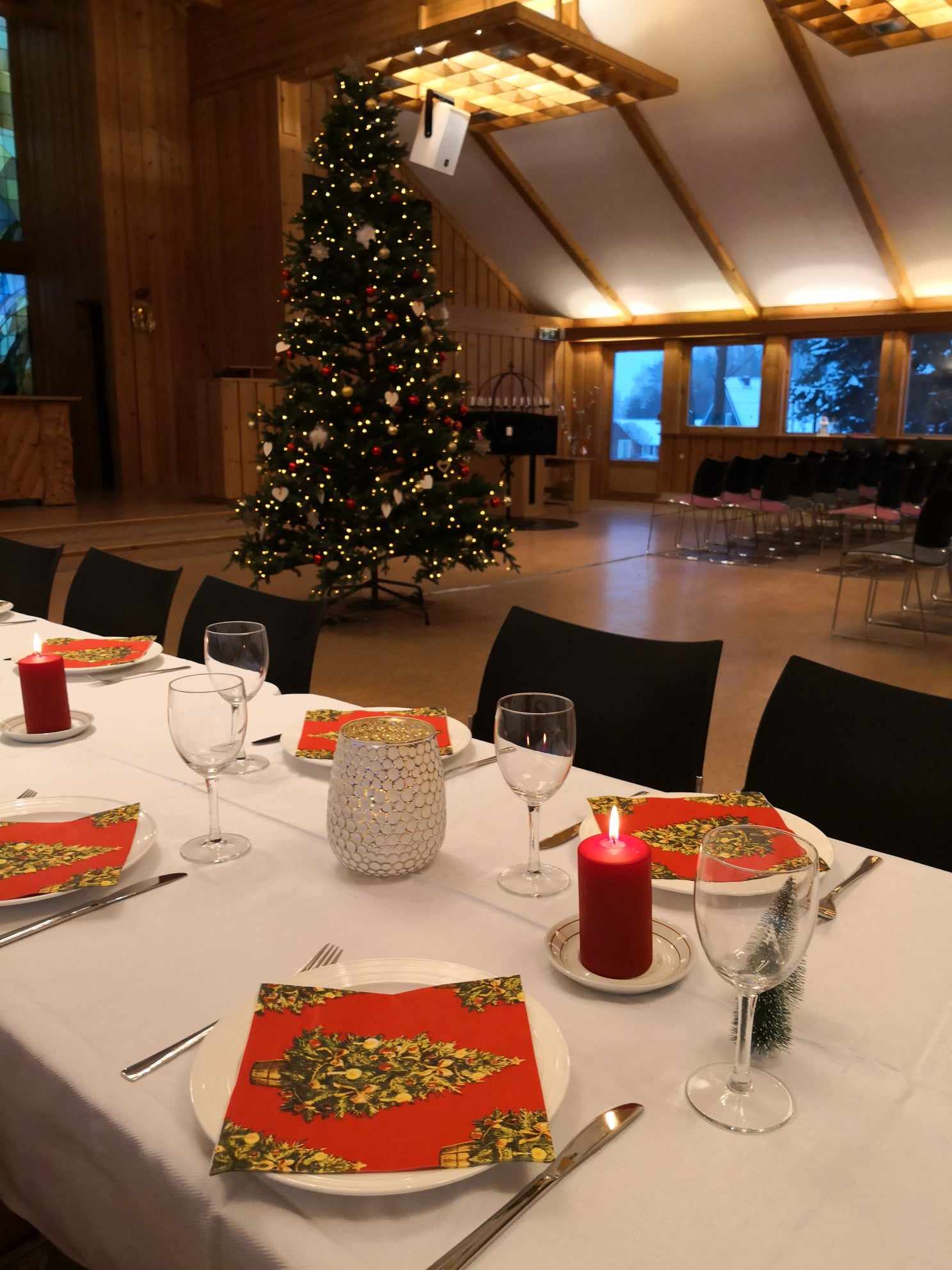 Ås arbeidskirke adresse: Drottveien 41, 1434 Ås.  Synstolkning: dekket bord fra julefeiringen i 2023.