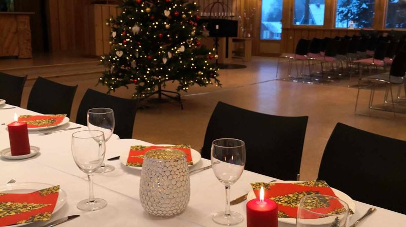 Ås arbeidskirke adresse: Drottveien 41, 1434 Ås.  Synstolkning: dekket bord fra julefeiringen i 2023.