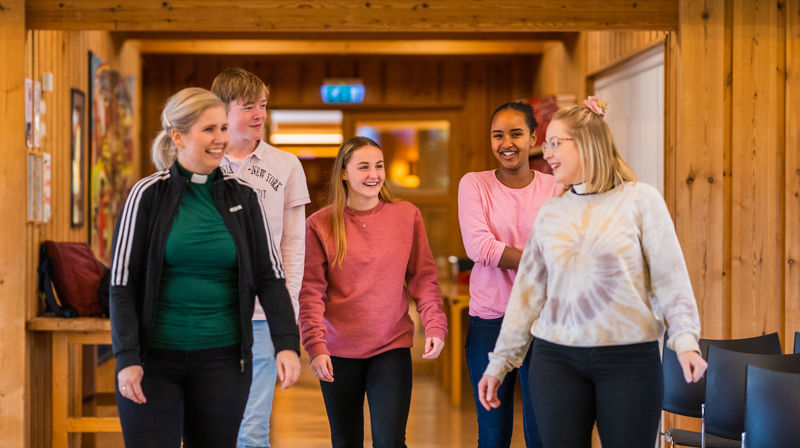 Synstolkning: bilde av Jenny kateket og Ingrid prest sammen med tre konfirmanter. Foto: Torstein Kiserud