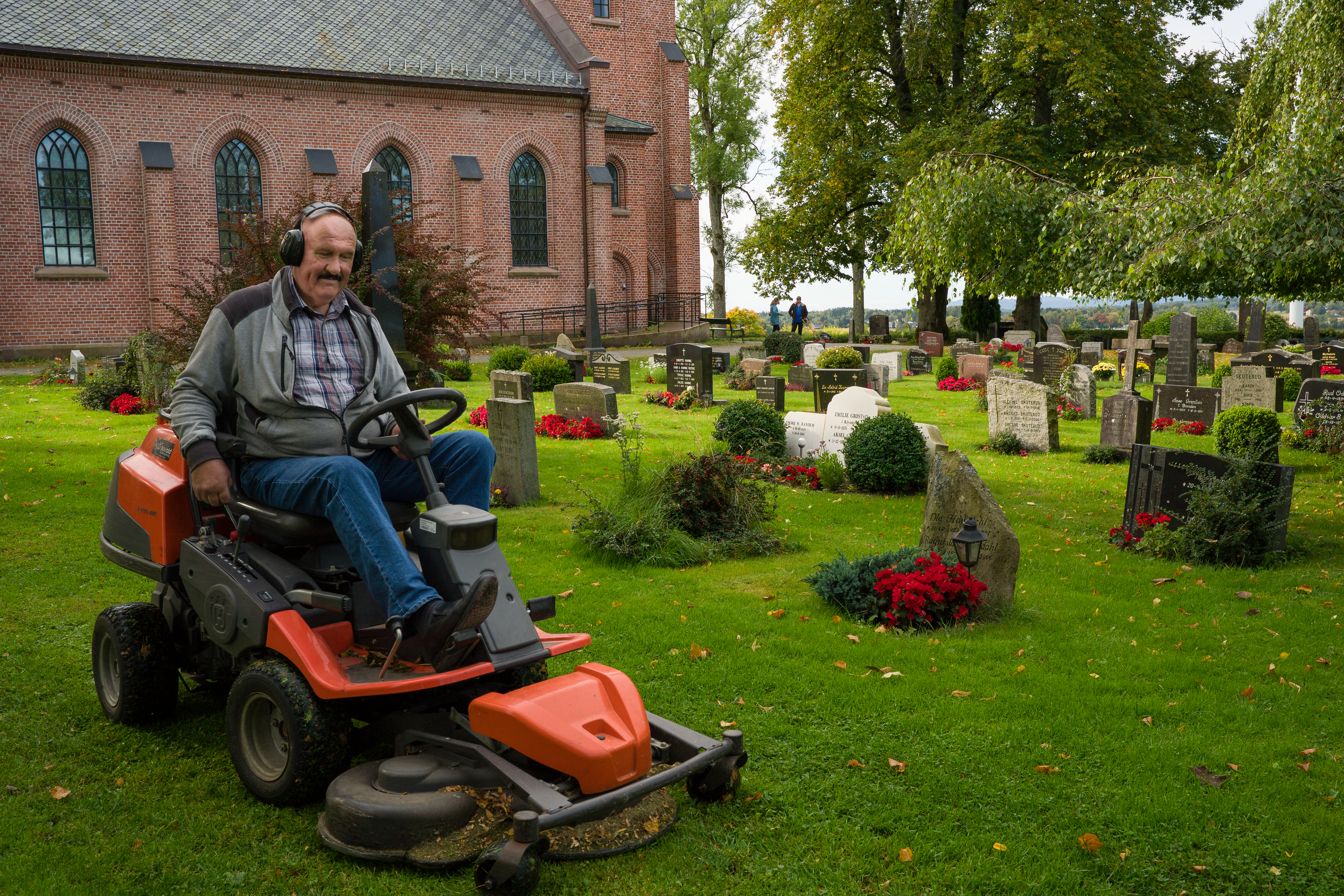 Synstolkning: Gresset klippes på Ås kirkegård